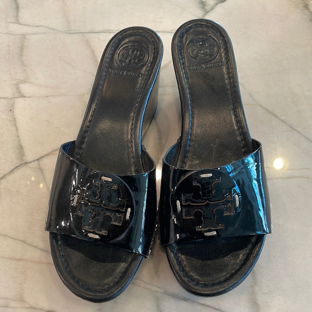 Tory Burch size 8. Worn once. Patent leather logo